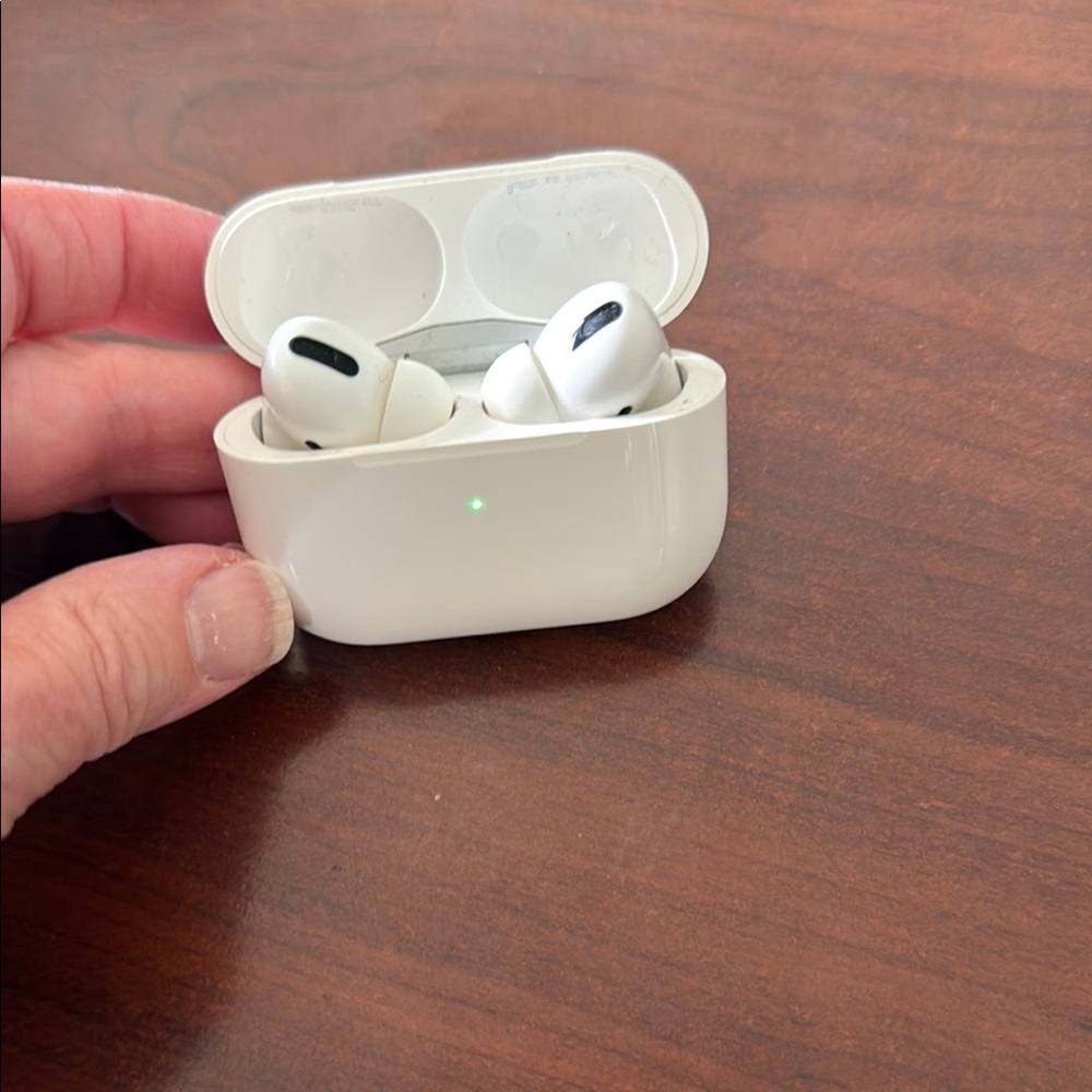 GUC - Apple White Earbud Headphones
